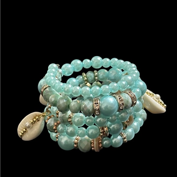 Turquoise Beaded Bracelet with Shell Accents - Picture 8 of 9